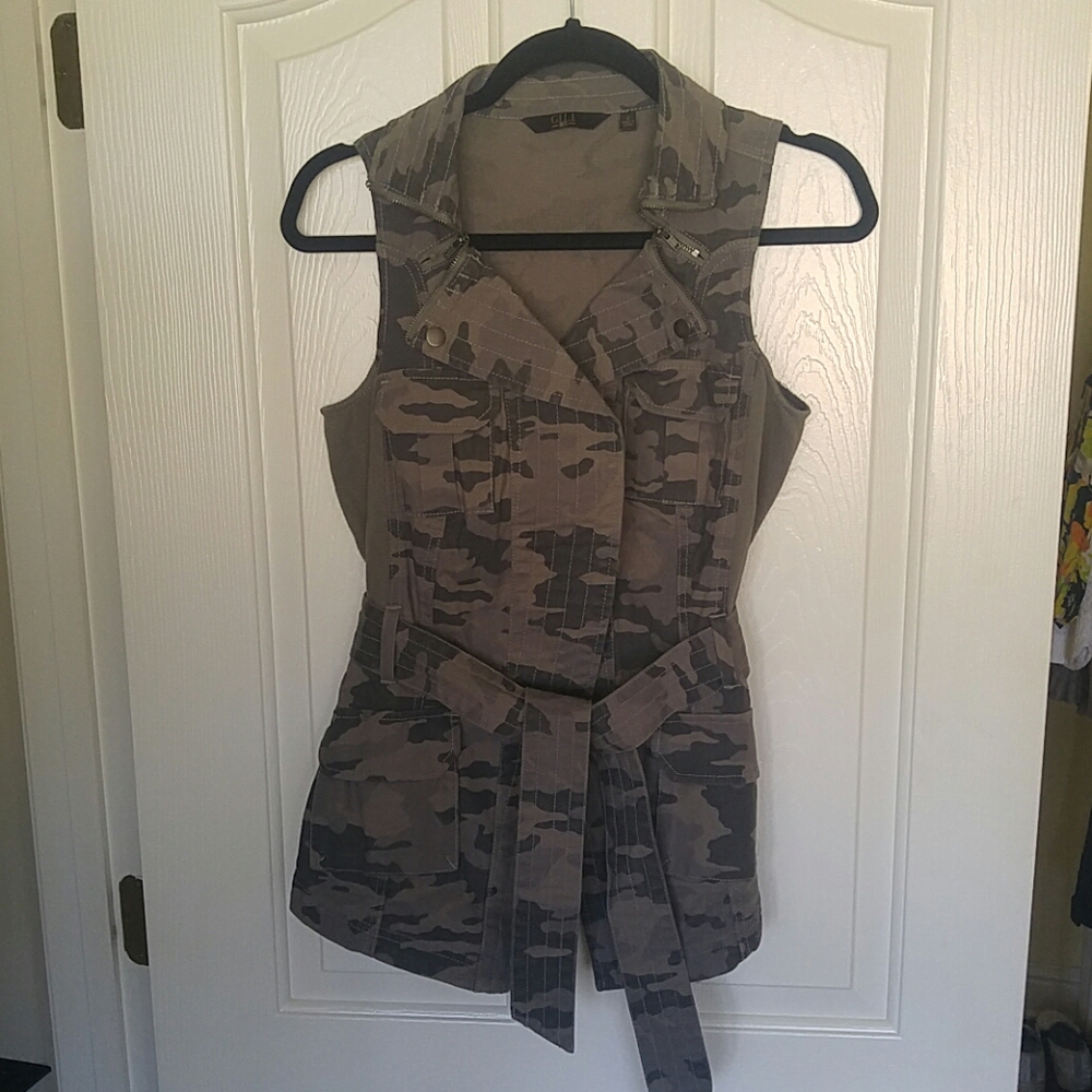 G.I.L.I. vest w/ belt, camo print, sz 4 NWOT